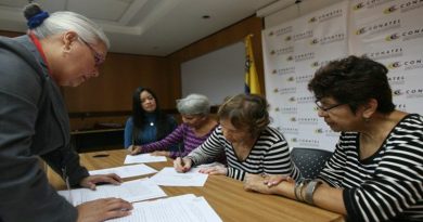 Entregan concesión y habilitación a radio comunitaria caraqueña
