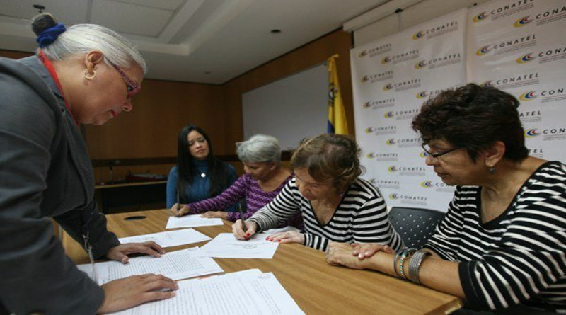 Entregan concesión y habilitación a radio comunitaria caraqueña