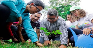 Estudiantes siembran 100 árboles en el parque Hugo Chávez