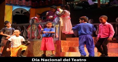 Presidente Maduro reitera su compromiso con movimiento teatral venezolano