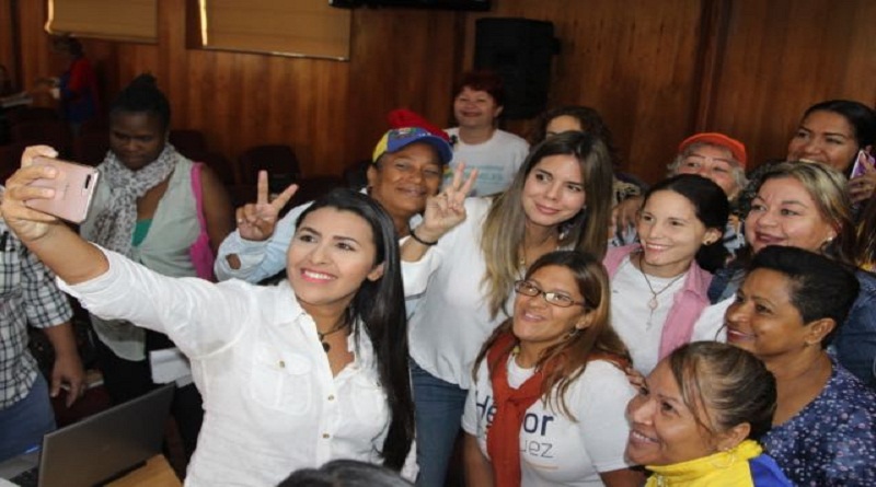 Seminario de formación para mujeres revolucionarias ofreció taller de comunicación política