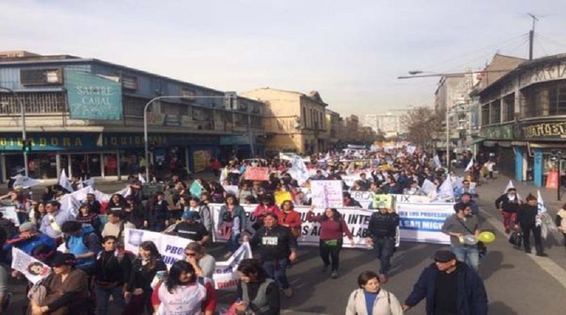 Varios heridos tras represión de Carabineros a marchas en Chile