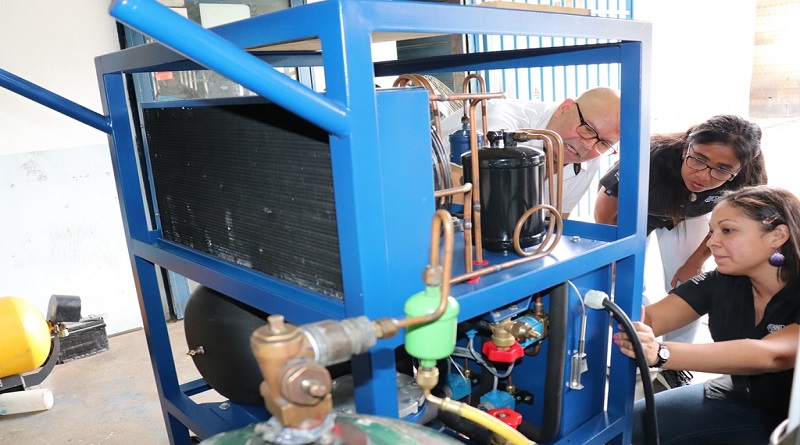 En funcionamiento máquina recicladora de gases refrigerantes en Venezuela