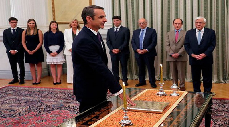 Conservador Mitsotakis jura como nuevo primer ministro de Grecia