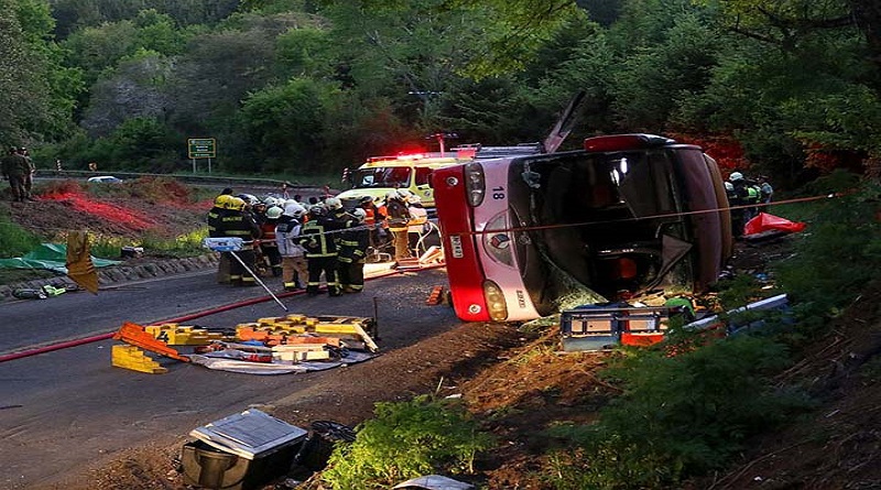 Seis muertos y 41 heridos tras volcar un microbús en Chile