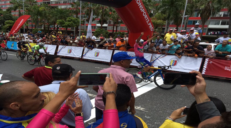 Xavier Quevedo brilló en Caracas al ganar primera etapa de Vuelta Ciclista a Venezuela