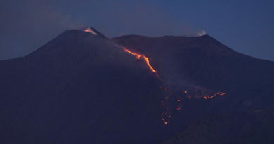 La actividad eruptiva es intermitente y la lava fluye en la ladera sureste, conocida como Valle del Bove (Valle de la Carne de Vaca