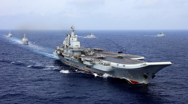 El portaviones chino Liaoning durante un simulacro militar en el Pacífico Occidental, 18 de abril de 2018. (Stringer / Reuters)