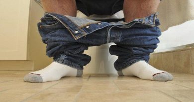 Ver el celular en el baño puede provocarte hemorroides