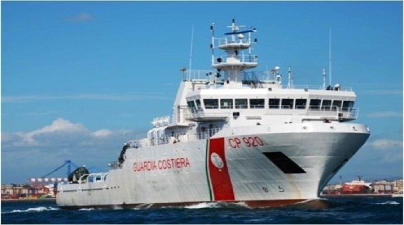 Bloquean desembarco de 131 migrantes rescatados en Italia