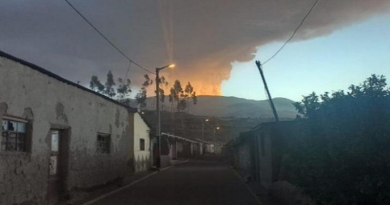 Perú declara estado de emergencia y evacúa a pobladores por erupción del volcán cuyas cenizas llegan a Bolivia y Chile (Foto agencias)