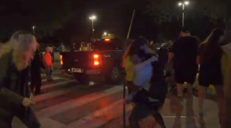 Camión policial embiste a multitud que protestaba contra Trump frente a un centro de inmigración de EE.UU. (Fotograma RT)