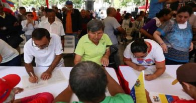 Venezolanos acude masivamente a la plaza bolívar a firmar contra bloqueo de Trump