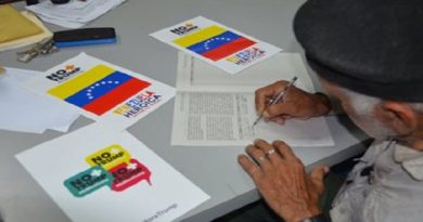 Estudiantes universitarios son convocados a estampar su firma en rechazo al bloqueo económico impuesto por EE.UU