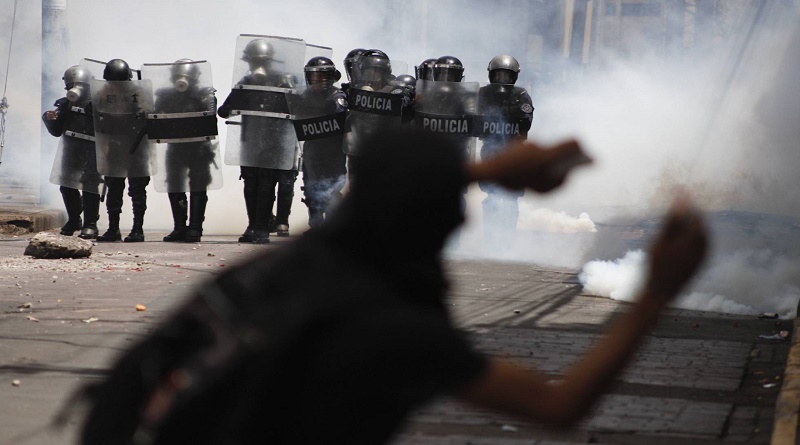 Policía de Honduras arremete contra manifestantes en medio de creciente ira contra el presidente