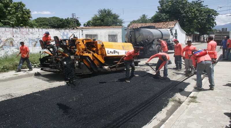 Con la colocación de 200 toneladas de asfalto continúan Plan de Asfaltado en Aragua