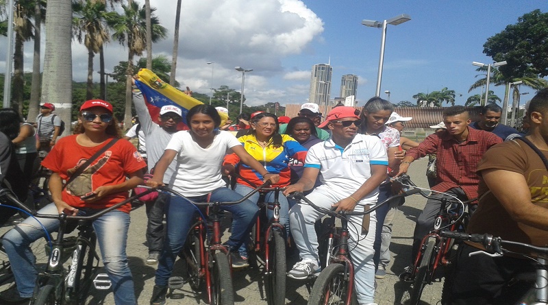 Movimientos sociales revolucionarios realizaron caminata y bicicletada contra las medidas coercitivas del Gobierno de Donald Trump