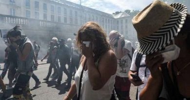 Manifestantes en la ciudad de Nantes exigen justicia por la muerte del joven Steve Caniço, quien falleció durante una redada policial en junio pasado. (Foto: Prensa Latina)