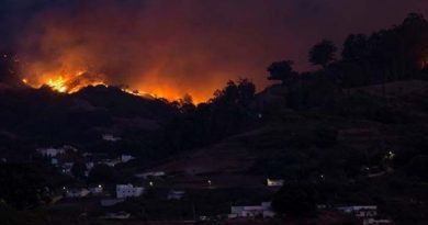 Al menos 9.000 evacuados durante avance de incendio de Gran Canaria