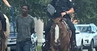 Escándalo racial en EEUU: la Policía lleva a un detenido atado con una cuerda (Foto: Twitter/@zellieimani)
