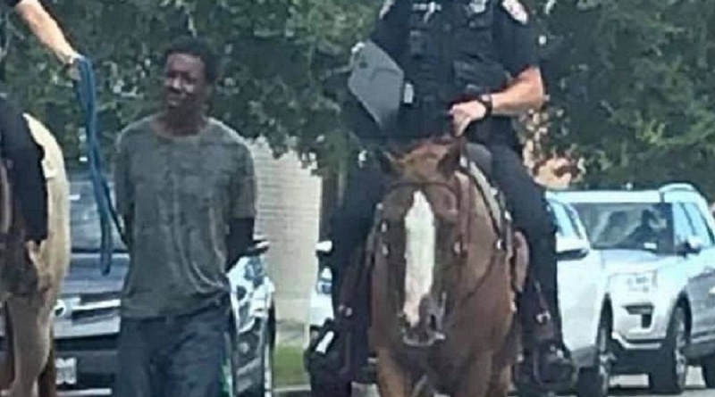 Escándalo racial en EEUU: la Policía lleva a un detenido atado con una cuerda (Foto: Twitter/@zellieimani)
