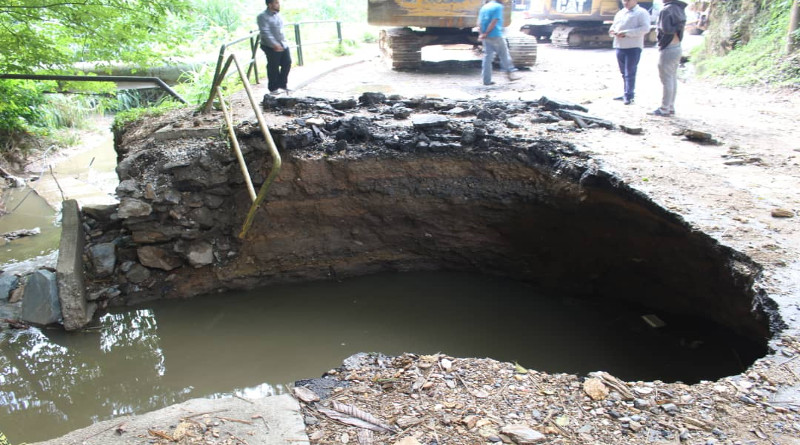 Reparan tubería matriz que distribuye agua potable a Los Altos Mirandinos