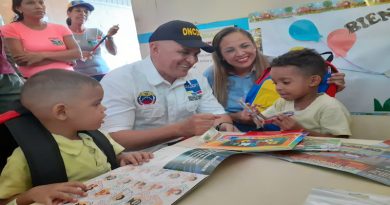 Entregan kits escolares en Centro de Educación Inicial Guaicamacuto en La Guaira