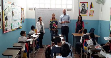 Entregan morrales en U.E.E. Cruz del Valle Rodríguez en municipio Guaicaipuro de Miranda