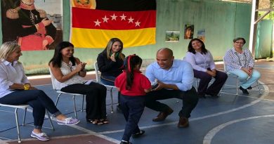 Docentes y personal obrero de escuelas de la Gobernación de Miranda recibirán uniformes