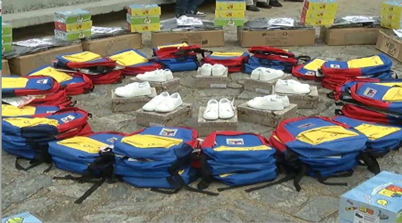 Más de 320 mil kits de uniformes y morrales entregan a estudiantes de 733 escuelas de Caracas