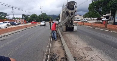 Construcción separador vial en Paraparal (2)