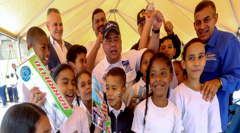 Cerca de 600 niños y adolescentes recibieron útiles escolares en El Valle
