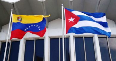 Cubanos continúan firmando por el cese de la brutal agresión de EE.UU. contra Venezuela