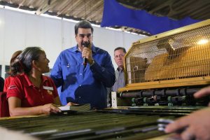 Jefe de Estado supervisó producción de útiles, textos y uniformes escolares
