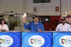 Jefe de Estado supervisó producción de útiles, textos y uniformes escolares