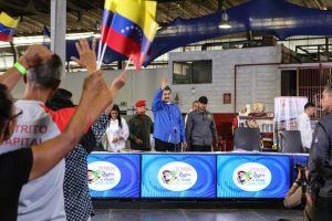Jefe de Estado supervisó producción de útiles, textos y uniformes escolares