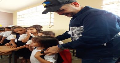 347 niñas y niños de Maracaibo fueron beneficiados con una dotación de uniformes, útiles y morrales tricolor.