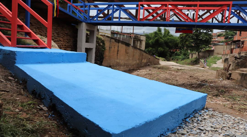 Inauguran pasarela de Barrio Bolívar en municipio Santos Michelena de Aragua