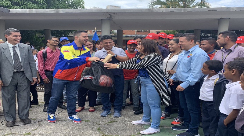 Ministro Pedro Infante hizo entrega de kits deportivos en la parroquia La Vega