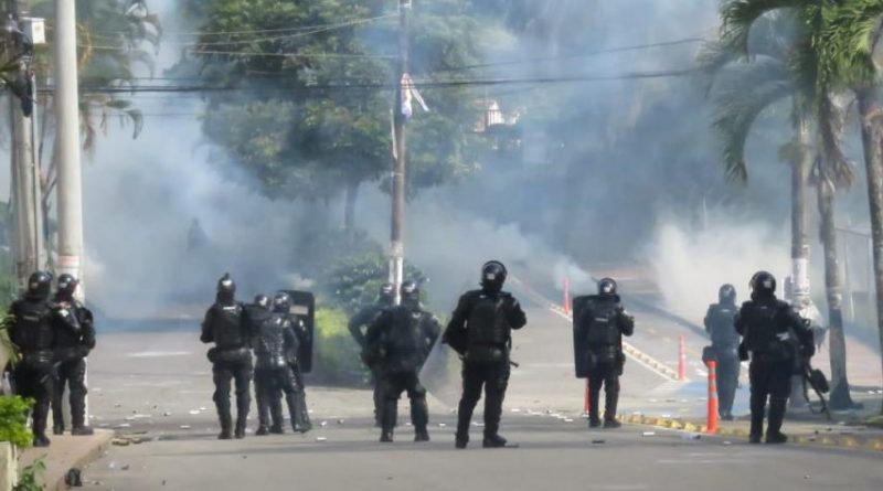 Escuadrón antidisturbios reprimió protestas de transportistas en Colombia