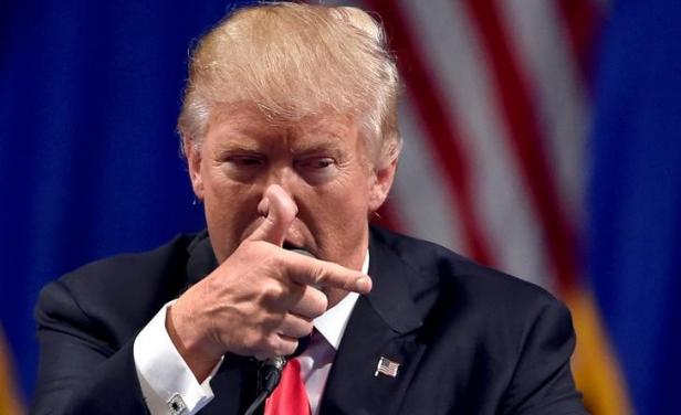 Más de 300 exfuncionarios apoyan investigación de juicio político contra Trump