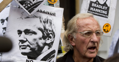 Periodista británico advierte que editores y medios de comunicación corren el mismo peligro que Assange
