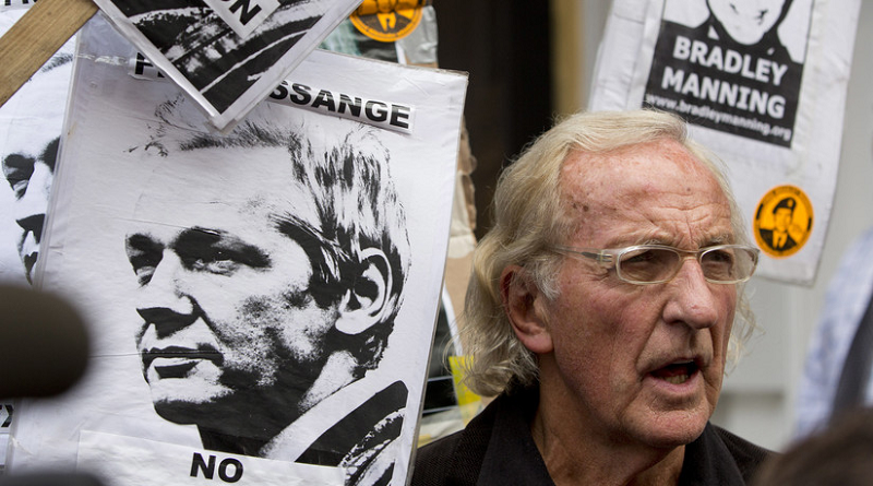 Periodista británico advierte que editores y medios de comunicación corren el mismo peligro que Assange