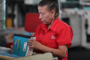 Jefe de Estado supervisó producción de útiles, textos y uniformes escolares