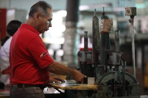 Jefe de Estado supervisó producción de útiles, textos y uniformes escolares