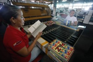 Jefe de Estado supervisó producción de útiles, textos y uniformes escolares
