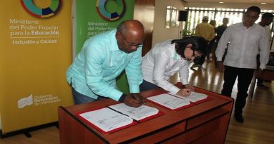 Firman convenio para reparación de equipos de computación portátiles