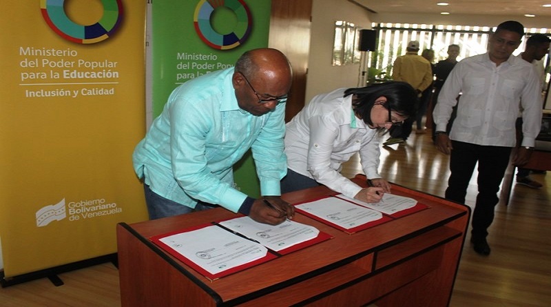 Firman convenio para reparación de equipos de computación portátiles