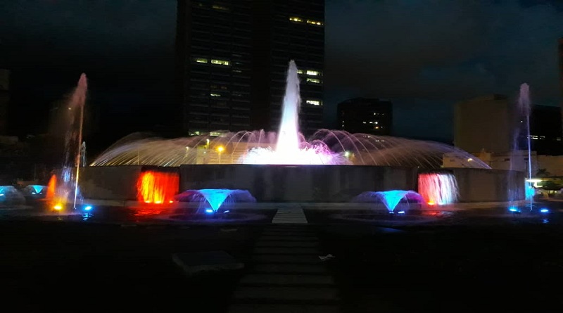 Fuente de Plaza Venezuela vuelve a iluminar la ciudad de Caracas