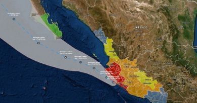 Decretan alerta roja en México por huracán Lorena